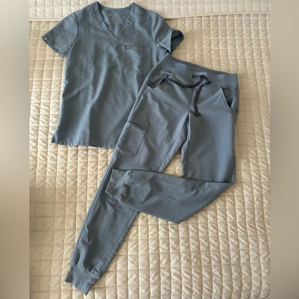 ✨SOLD✨ Baby blue FIGS scrub set